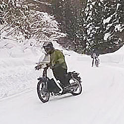 スーパーカブ 雪道アタック Cubれてます